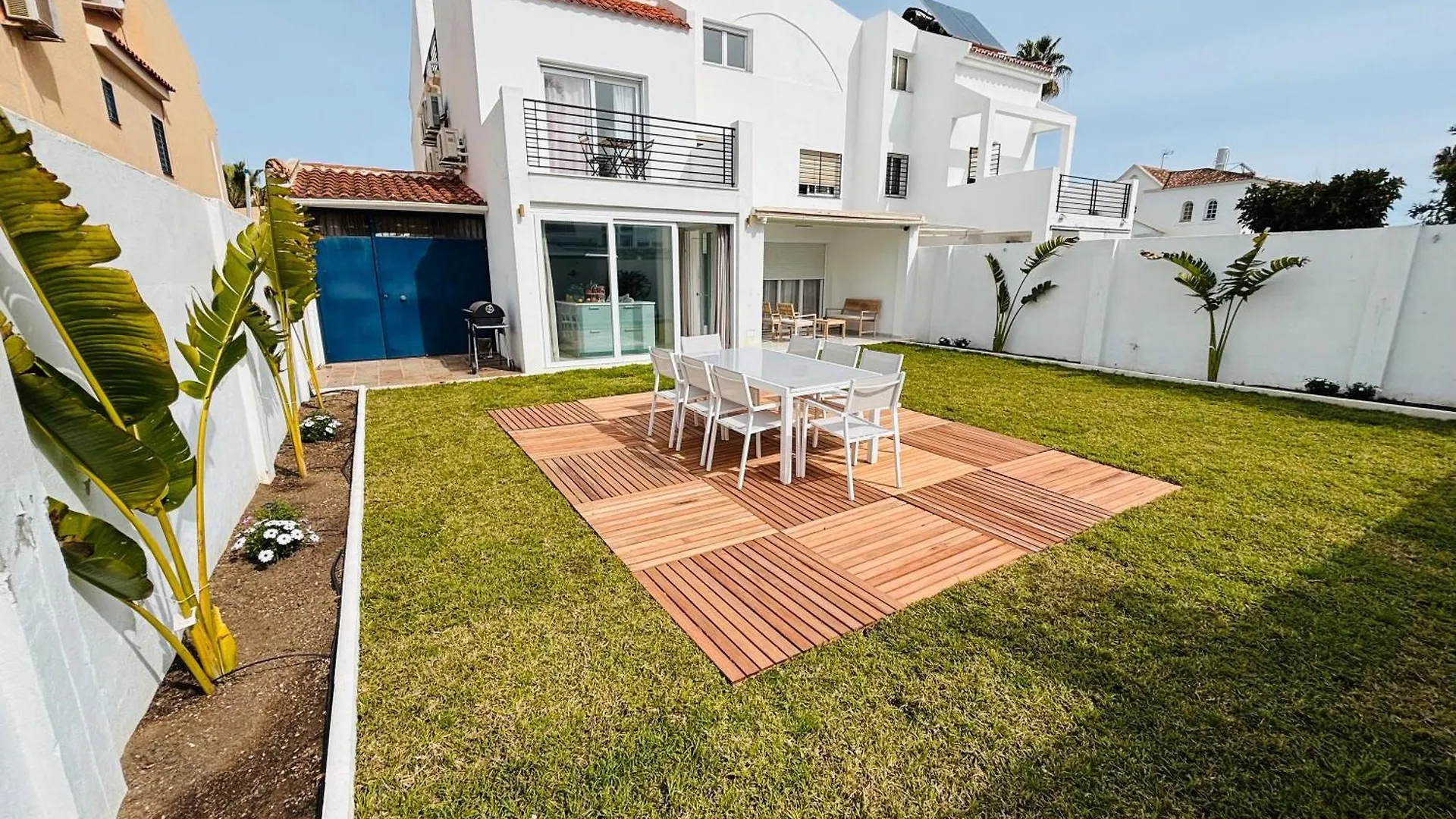 Luxurious And Modern Family Home contacts